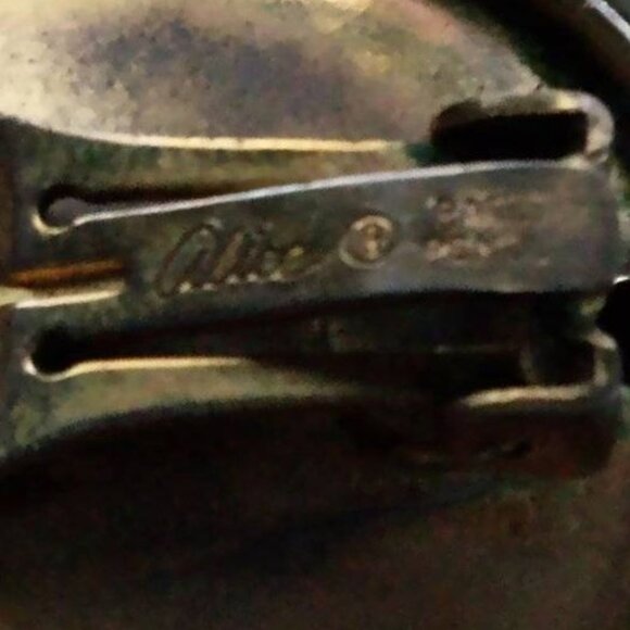Vintage Alice Round Clip On Earrings - Picture 3 of 4